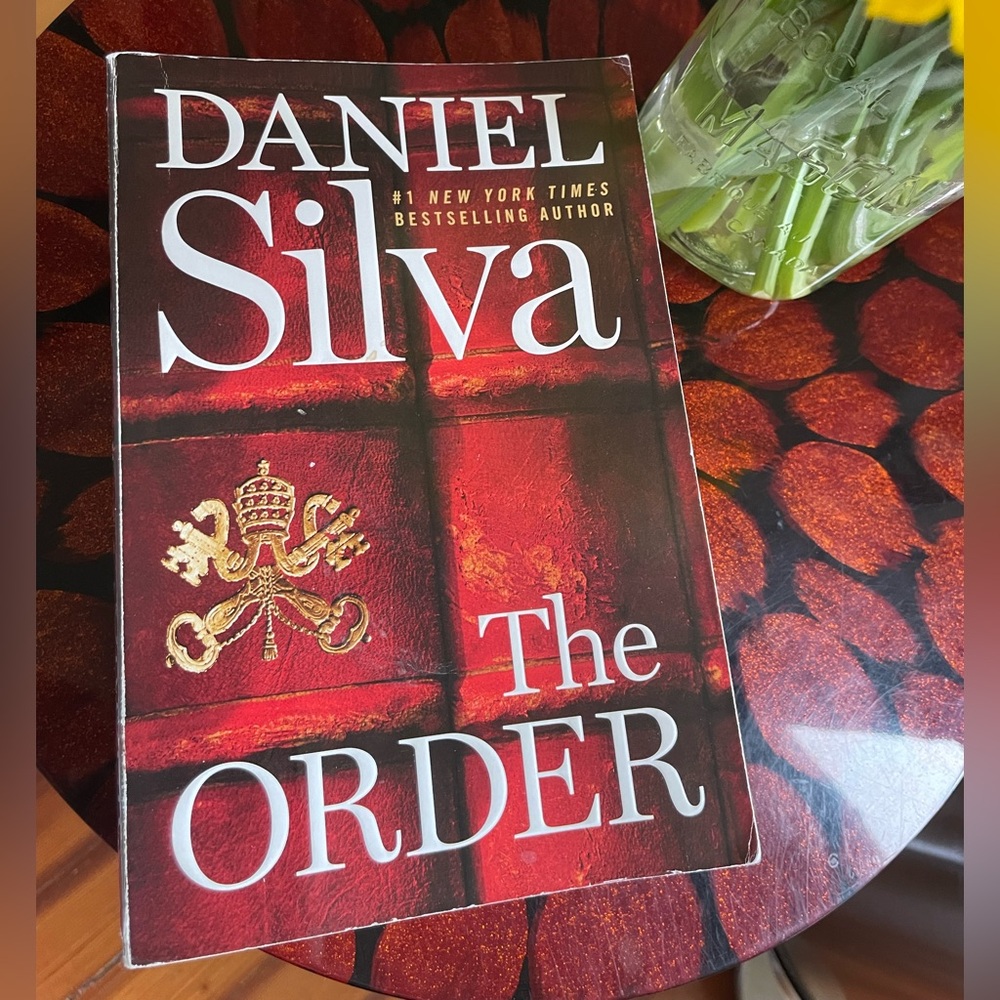 $7 💥Daniel Silva The Order, Large Format Paperback Mystery Thriller Book